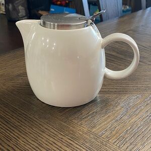 Classic White Steeping Teapot with Stainless Steel Lid